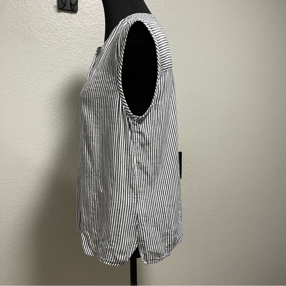 Old Navy Grey/white Pinstriped Sleeveless Button Down Top Size Medium - Picture 3 of 5